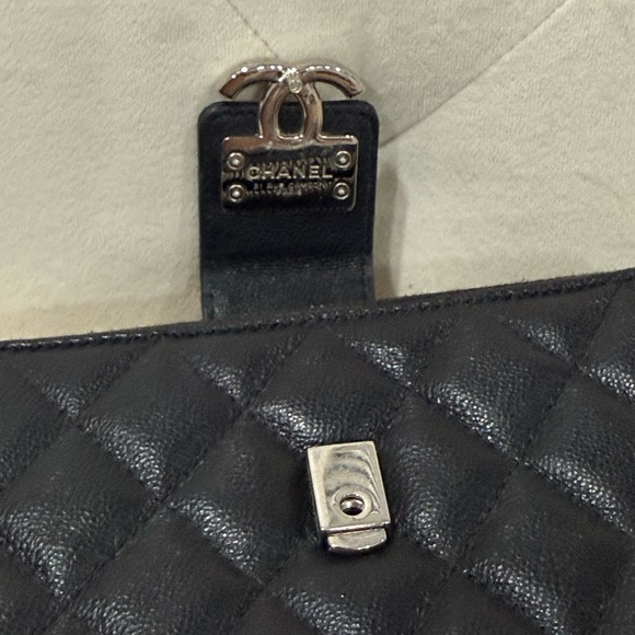 Chanel Black Quilted Leather crossbody Bag - Picture 8 of 14